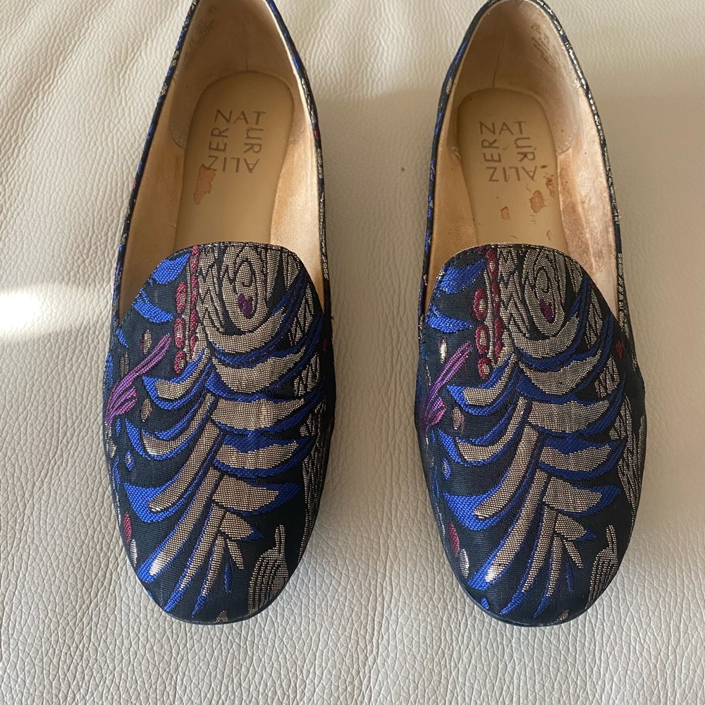 Naturalized embossed flats size 61/2. Royal blue, red and gold. Good condition